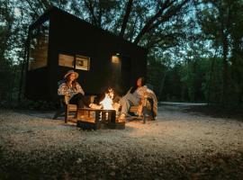 Postcard Cabins Brown County, Outdoor Collection by Marriott Bonvoy，位于哥伦布的露营地