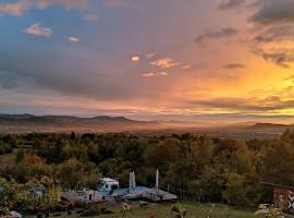 Langaland Glamping unități de cazare în natură cu mic dejun și cină incluse，位于Susenii Bîrgăului的酒店