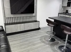 Aurang House, 1 Bedroom, with Kitchen, 55" Flat TV, Private Parking