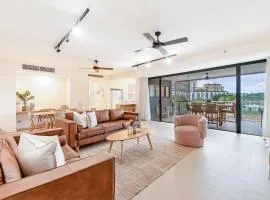 'Lady of the Lagoon' Spacious Waterfront Luxury