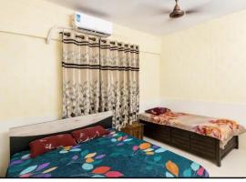 Room In Thane At ovale naka Ghodbunder road，位于塞恩的酒店