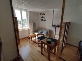 Studio sympa et très calme entre canal et Loire，位于罗阿纳的酒店