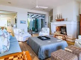 Elegant Home, boasting sweeping sea !