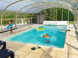Villa au calme, piscine couverte chauffée 365j，位于Thiberville的酒店