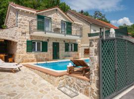 Villa Old House - Makarska by Villas Guide，位于Šumet的酒店
