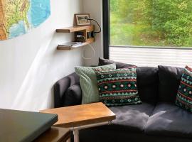 Tiny House im Seecontainer mit Parkplatz, Glasfaser, Netflix, Veranda und gehobener Ausstattung，位于科堡的小屋