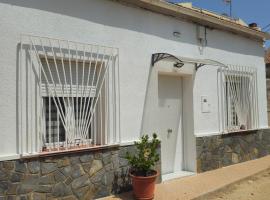 House overlooking the sea and pine trees，位于埃尔切的酒店