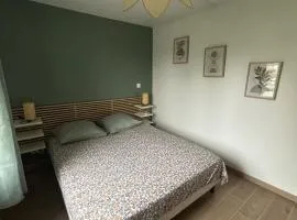 chambre avec salle de bain et coin kitchenette