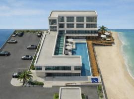 Zamaria Beach Resort & Hotel，位于Sampong的带热水浴缸的酒店