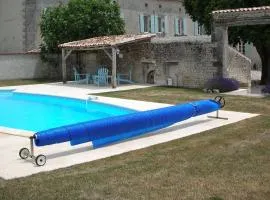 Gite maison charentaise - piscine privée
