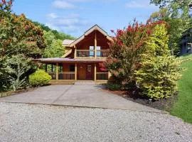 Cozy Lakeside Cabin Sleeps 18 Hot tub Games Grill