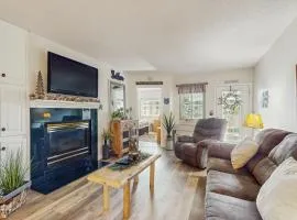 Delightful Condo Sleeps 6 Shared Pool Picnic Area