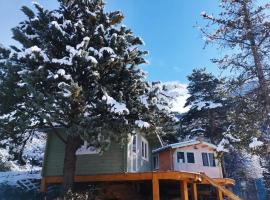 Studio cosy avec vue à Éourres, 20 m², terrasse，位于Éourres的酒店