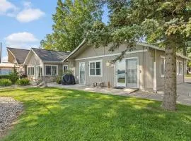 2 Lakefront Cottages with Docks, Bikes, BBQ