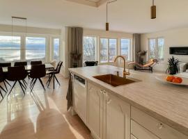 Swedish Timber House Overlooking Lake Arresø，位于赫尔辛厄的酒店