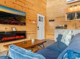 The Hummingbird - Mountaintop Cabin with Hot Tub