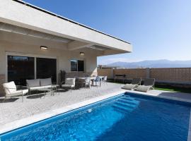 וילה פאן 4 חדרי שינה בריכה מחוממת Villa Fun 4 BR Heated Pool，位于埃拉特的酒店