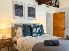 Penthouse Retreat - 2 bed flat, sleeps 4 - Brampton Town Centre, Hadrians Wall，位于布兰普顿的酒店