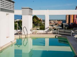 HOTEL ARENALES，位于卡塔马卡的带泳池的酒店