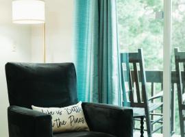 Three Little Pines Condo 2BD 2BA with Seasonal Pool Close to Village and Pinehurst Resort，位于派恩赫斯特的酒店