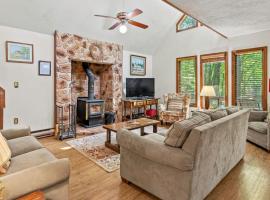 7mins to Skiing Fire Pit Game Table Lake Access Hygge Home by AvantStay，位于Blakeslee的酒店