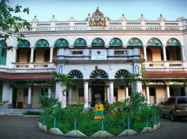 Chettinadu Mansion – An Authentic Heritage Palace，位于Kānādukāttān的乡间豪华旅馆