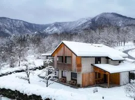 Hiša na Hribu- A Peaceful Hilltop Escape above river Kolpa