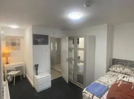 en-suite rooms available for short term
