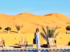 Hotel Camping Les Roses Des Dunes & Piscine，位于梅尔祖卡的酒店