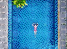 Kraam Silhouette Hotel and Cafe Phuket- Chalong pier Hotel，位于查龙的酒店