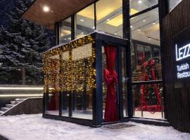 LAKEVIEW Hotel & Apartments，位于马夫罗沃的带停车场的酒店