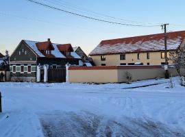 Porumbacu381 - Casa de Oaspeti Faini，位于波卢巴库苏斯的带泳池的酒店