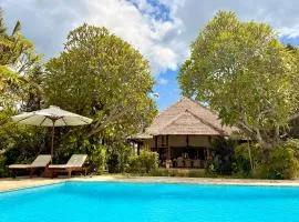 Beachfront Villa Mawar with Private Pool and Sunset View