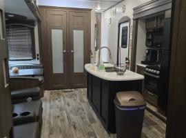 Courtside Villa at Key Largo，位于基拉戈的豪华帐篷营地