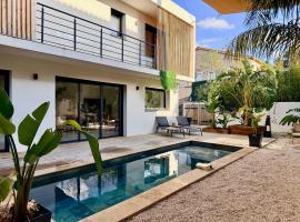 Villa bord de mer avec piscine et jardin tropical - Seaside villa with pool and tropical garden，位于弗雷瑞斯的酒店