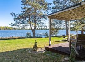Waterfront Cabin On Full Rec Lake - Sleeps 6，位于Phillips的酒店
