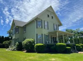 It's A Wonderful Life - Main St Penn Yan - Walk to Shops & Dining - Hot Tub - Pets OK - Seneca & Keuka Lake