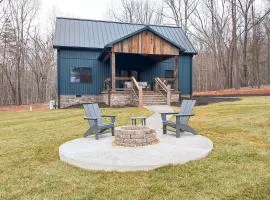 Serene Couple's Getaway w/ Mtn Views in Bedford!