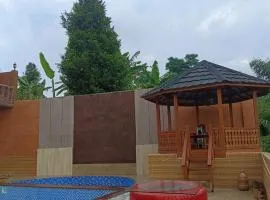 Rumah kayu cikareo antonio Monroe