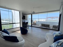 Beach House in Mejía with Private Beach and Pool，位于Islay的酒店