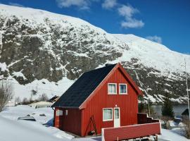 Charming traditional Norwegian Cabin in Lyngen，位于Lyngen的酒店