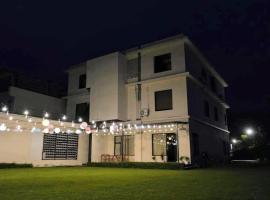 The Monarch Hotel，位于Kāthgodām的酒店