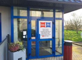 伊菲尼阿克圣布里厄宜必思快捷酒店，位于Yffiniac的酒店