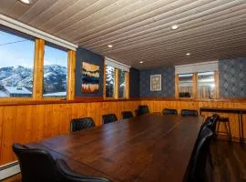Mountain View Retreat in the heart of Banff - Massive House Sleeps 23