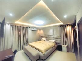 Rare Luxury 2bed guest house with private garden close to airport，位于Magodo的木屋