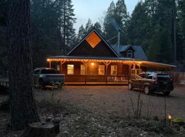 Old West Cabin at Lassen Volcanic National Park，位于Shingletown的酒店