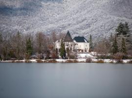 罗泊塔湖度假村Spa酒店，位于Napareuli的酒店