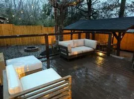 Outdoor Living - Hot Tub - Breakfast - Fenced Yard - Near Attractions