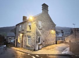Northcliffe - Stylish Stone Cottage - Spa Bath - Peak Views，位于Bradwell的Spa酒店