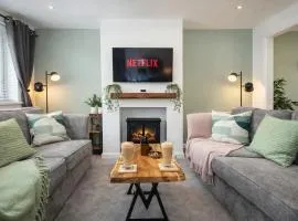 Stylish 3 Bed House, Free Parking, Close to M4 Newport